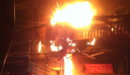 Hà Nội: Cột điện phát nổ, bốc cháy dữ dội trong đêm